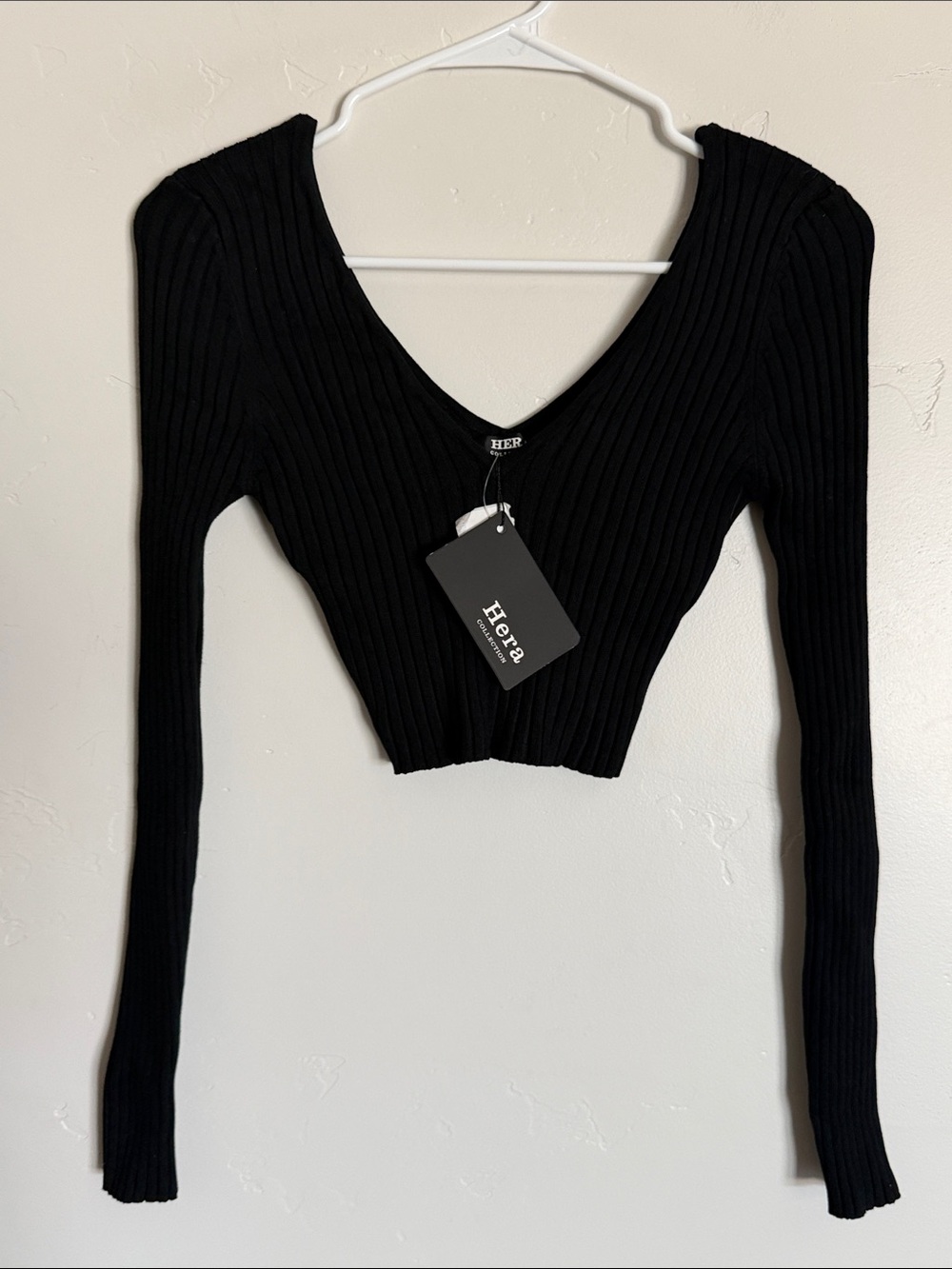 Hera Collection Black Ribbed V-Neck Long-Sleeve Cropped Top